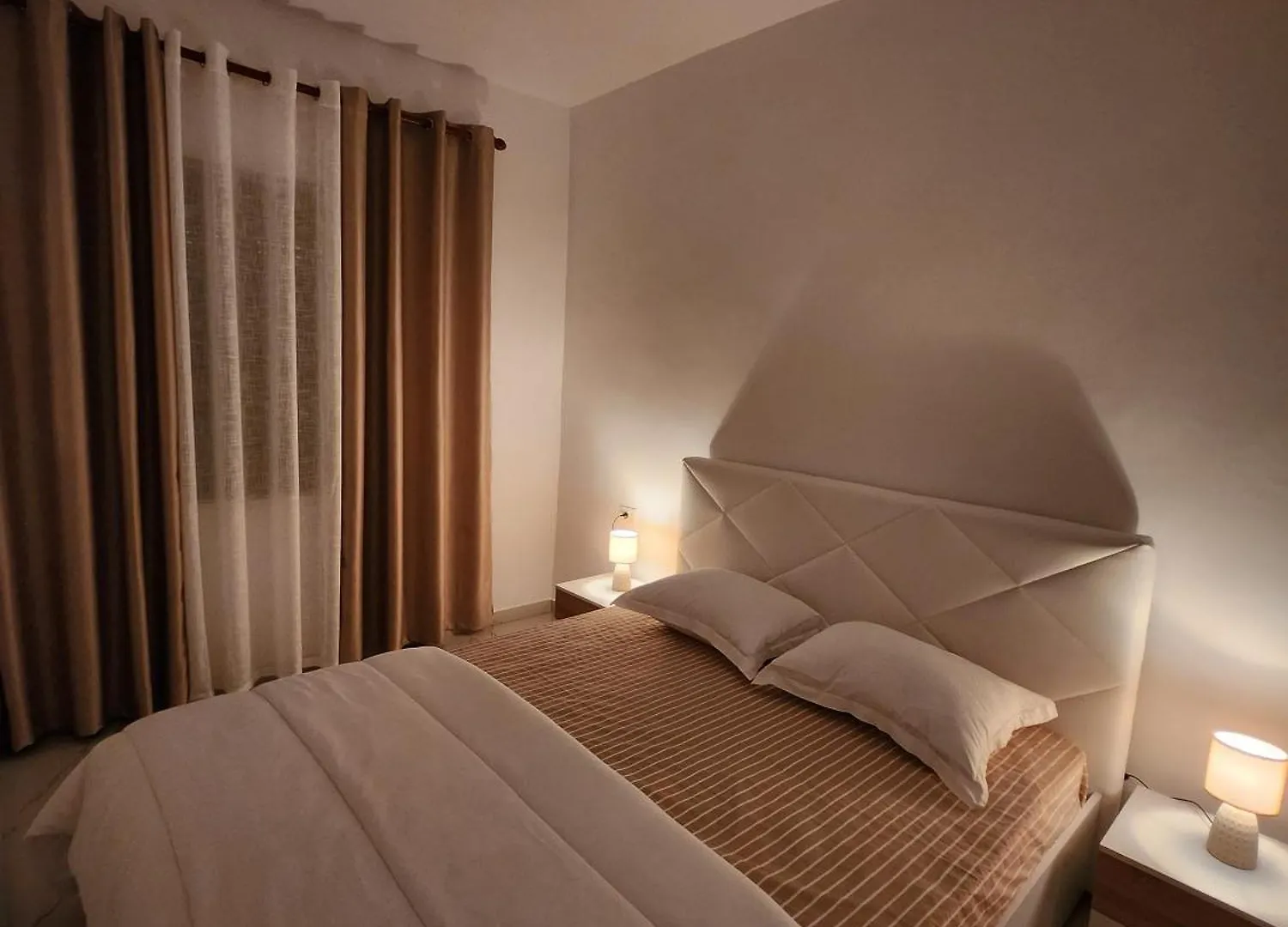Nevi Apartment ティラナ