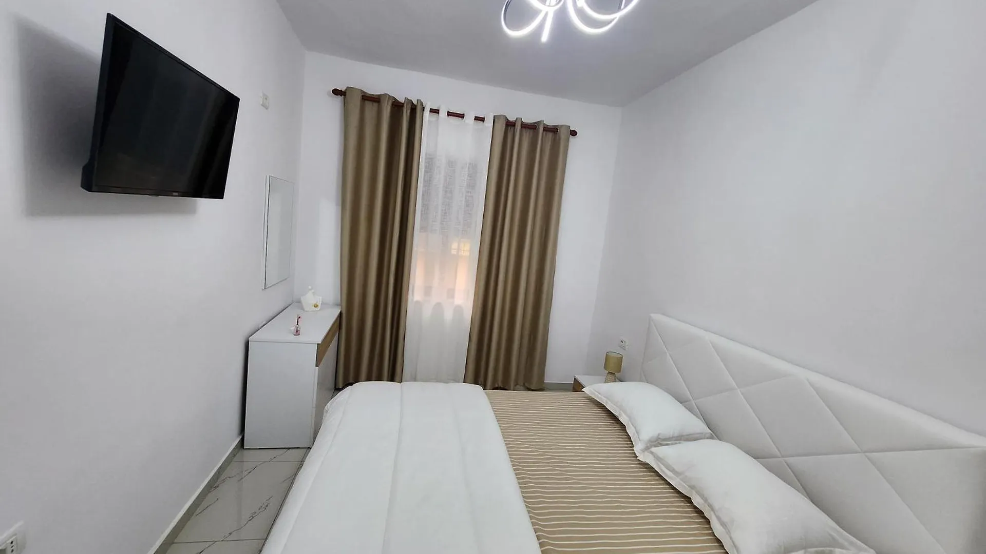 Nevi Apartment ティラナ
